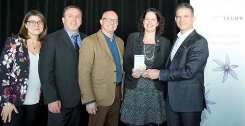 Marine Groulx, Directrice principale, Affaires communautaires Telus Québec et monsieur Danny Serraglio, Vice-président, Ventes, Solutions d’affaires, TELUS Québec et provinces de l’Atlantique accompagné, au centre, par les récipiendaires du Prix Telus-PME impliquée Vincent Benny, Yves Benny et Andrée Tousignant des Restaurants Benny&Co. du Nord de Lanaudière.