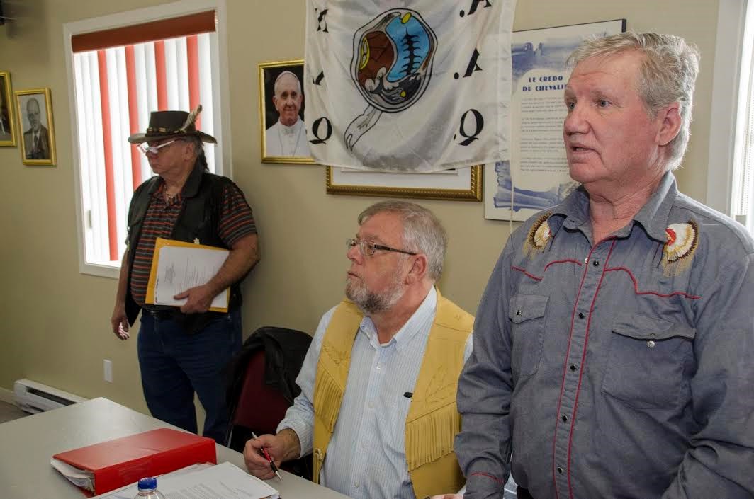 Le grand chef de la communauté autochtone Anagocag Mahigan, Richard Lapointe (à
gauche), en compagnie du grand chef de l'Alliance autochtone du Québec, Robert
Bertrand (assis), et du grand chef de la communauté sherbrookoise, Denis Bouliane.