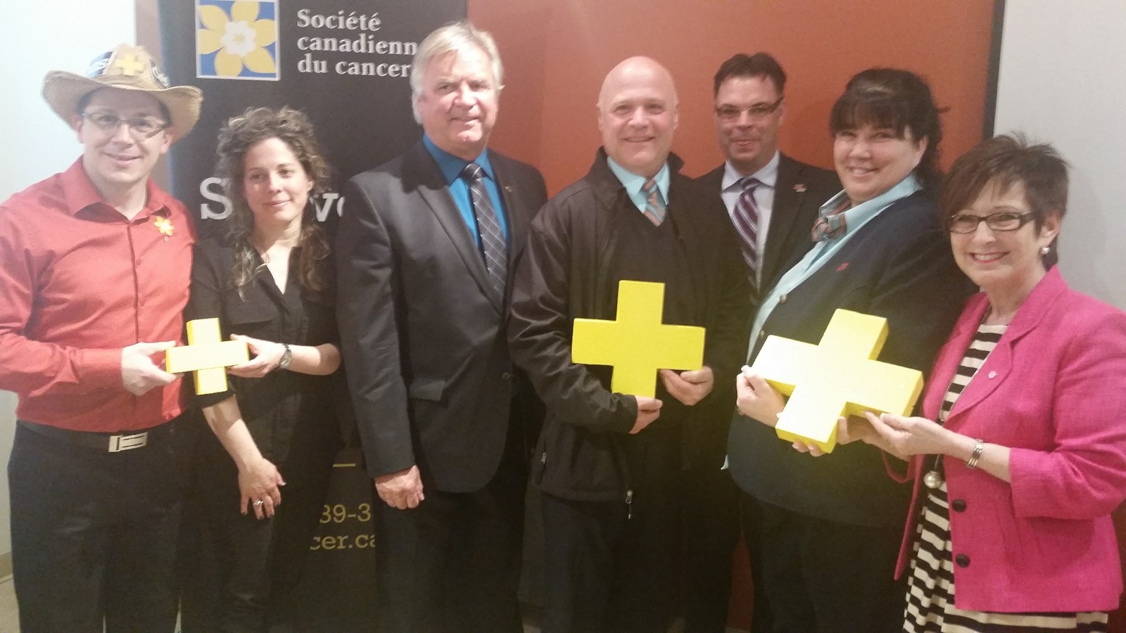 Le président du comité organisateur, Éric Perreault; Patricia Labelle de la Société Canadienne du Cancer; le maire Alain Beaudry; trois gestionnaires d'IGA Crevier Lanaudière ainsi que France Lacroix de Desjardins