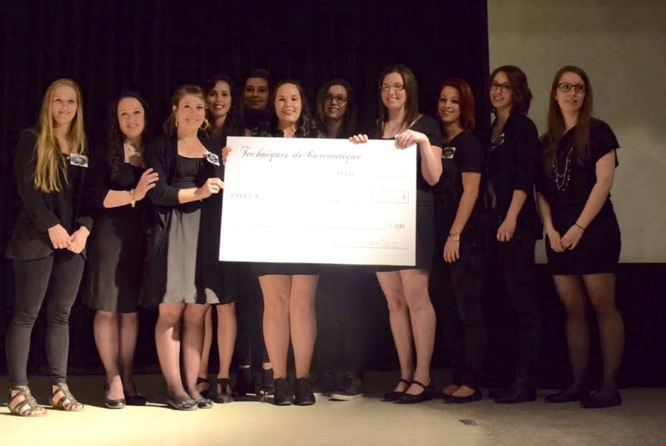 De gauche à droite : Dixie Robitaille, Marie-Christine Dozois, Joanie Deschamps, Adeline Côté, Véronique Beaulac, Kim Dumulong, Pascale Gélinas, Rachel Guillemette, Stéphanie Laurin, Audréanne Léveillé, Claudine Rivard et Karine Desmarais.