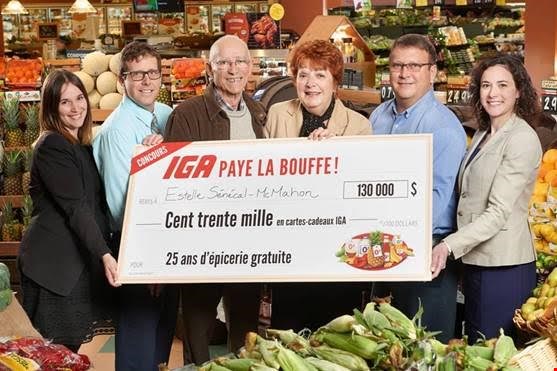 De gauche à droite: Joëlle Dickey (Sobeys Québec), Martin Guilbault (marchand-propriétaire IGA), Jack McMahon, Estelle Sénécal-McMahon (grands gagnants), Sylvain Guilbault (marchand-propriétaire IGA), Marie-Noëlle Cano (Sobeys Québec).