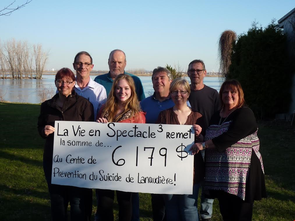 Sur la photo : Alexandre Gélinas (au centre) est entourée des membres du conseil d’administration du Centre de prévention du suicide de Lanaudière