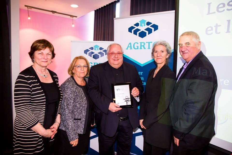 Sur la photo, M. Larue est notamment accompagné de la conseillère Suzanne Dauphin et du conseiller Serge Landreville.