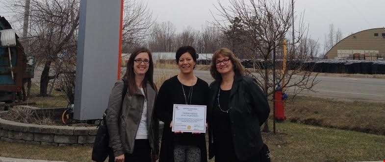 De gauche à droite sur la photo : Mme Martine Jean, coordonnatrice des communications et de la campagne, Mme Caroline Thuot, directrice générale de Techno Diesel, Mme Nicole Campeau, directrice générale de Centraide Lanaudière.