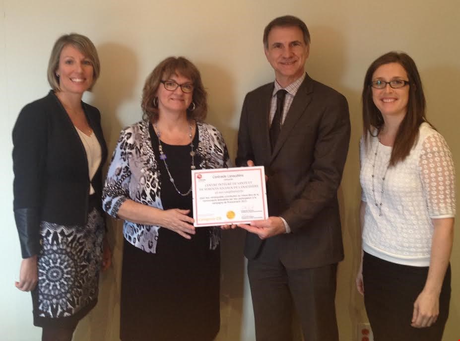 De gauche à droite sur la photo : Mme Solie Masse, agente d’information au CISSS, Mme Nicole Campeau, directrice générale de Centraide Lanaudière, M Daniel Castonguay, président-directeur général du Centre intégré de santé et de services sociaux de Lanaudière et Mme Martine Jean, coordonnatrice de la campagne et des communications de Centraide Lanaudière.