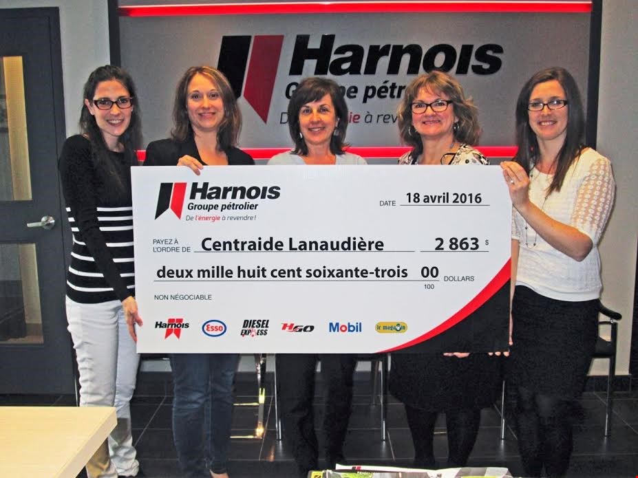De gauche à droit sur la photo : Mme Vicky Beaulieu, Mme Mélissa Baribeau et Mme Claudine Harnois, de Groupe Harnois, Mme Nicole Campeau et Mme Martine Jean de Centraide Lanaudière.