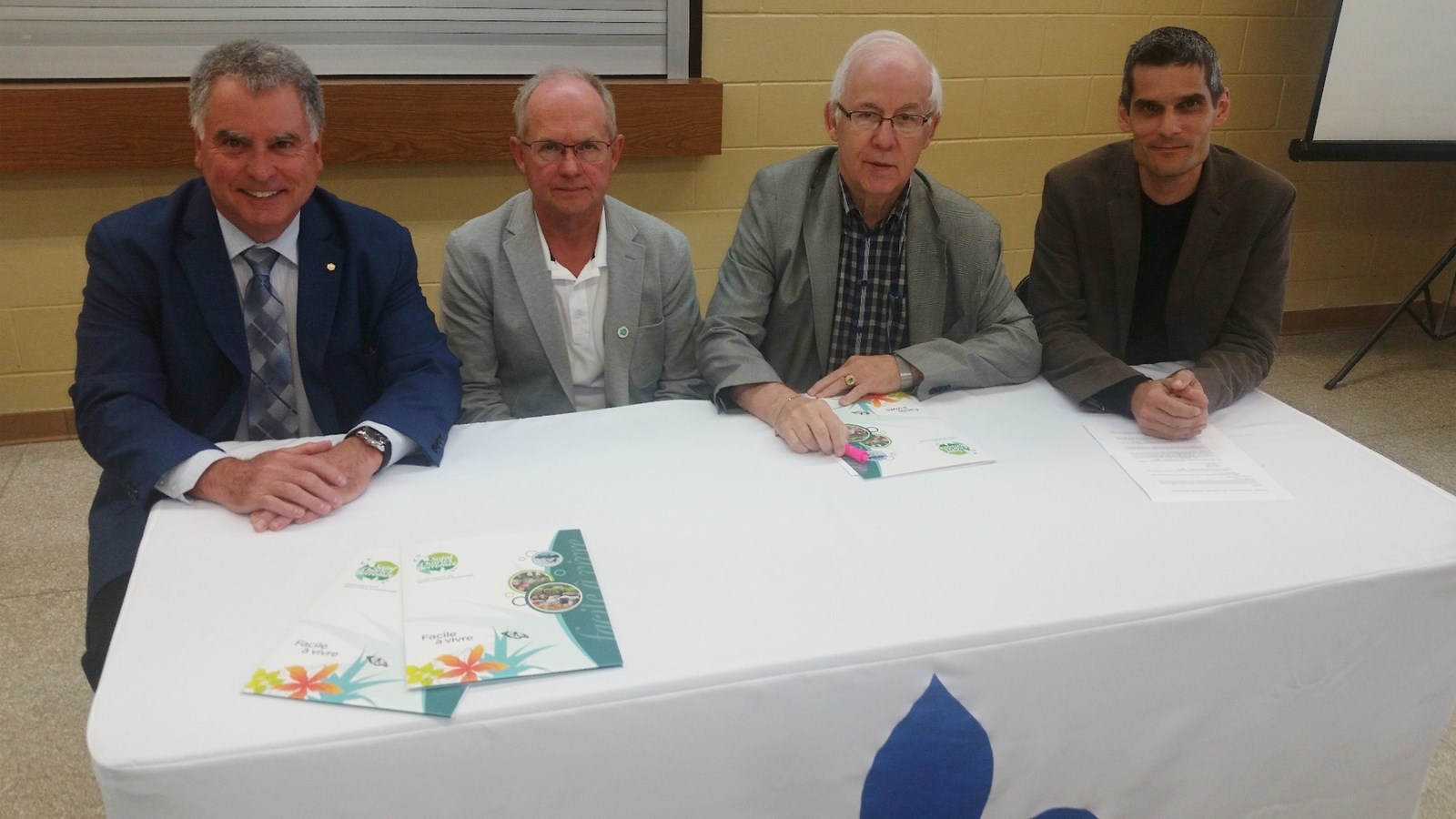 De gauche à droite: Jean Dénommé (Caisse Desjardins de Joliette(, robert Bibeau (conseiller municipal et responsable du dossier de la Fête Nationale), le maire André Hénault et Pascal Tremblay, coordonnateur des loisirs.
