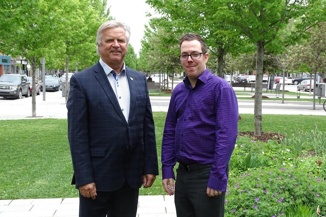 M. Alain Beaudry, maire de la Ville de Joliette, et M. David Bélanger, président du conseil d’administration de la Société de développement du centre-ville, invitent la population à s’amuser dehors cet été, à Joliette,