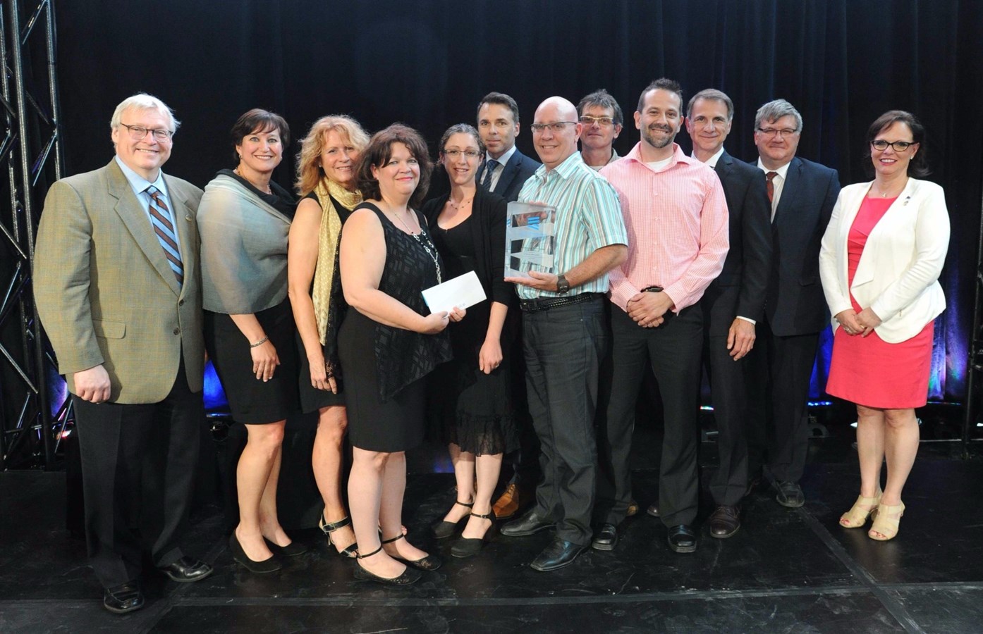 Le ministre Gaétan Barrette, Céline Plante, Hélène Bélanger, Martine Baril, Geneviève Roy, Christian Pelletier, Lauris Bérubé, Éric Tixier, Louis-Philippe Bourgeois, Daniel Castonguay, Christian Gagné et la ministre Lucie Charlebois.
