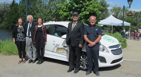 De gauche à droite: Annick Moreau (directrice-adjointe ABC environnement), Marcel Thériault (conseiller municipal), Chantal Duval (directrice-générale), Gaétan Moein (maire) et Sylvain Lafontaine (président de Compo Recycle).