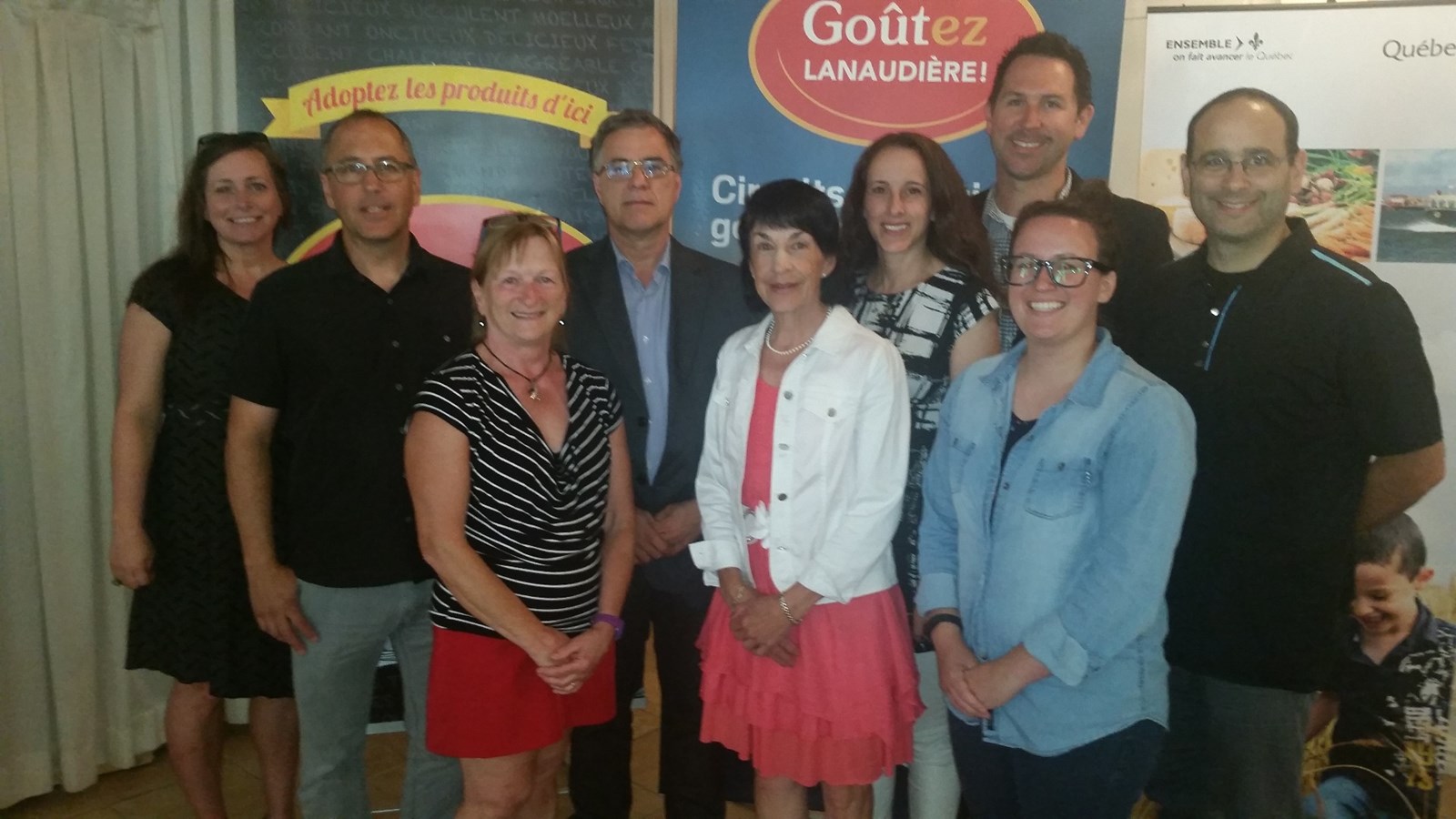 De gauche à droite: Annie Cossete (CDBL), Denis Brochu (président Tourisme Lanaudière), Monique Smismans (administrice et propriétaire Auberge Cheval Bleu), Pierre Brassard (directeur au MAPAQ), Annete Coutu (président du CDBL), Karine Charpentier (CDBL), Jason Saunders (chef d'équipe marketing Tourisme Lanaudière), Justine Laurier (marketing Tourisme Lanaudière) et Benoit Rivest (directeur-général CDBL).