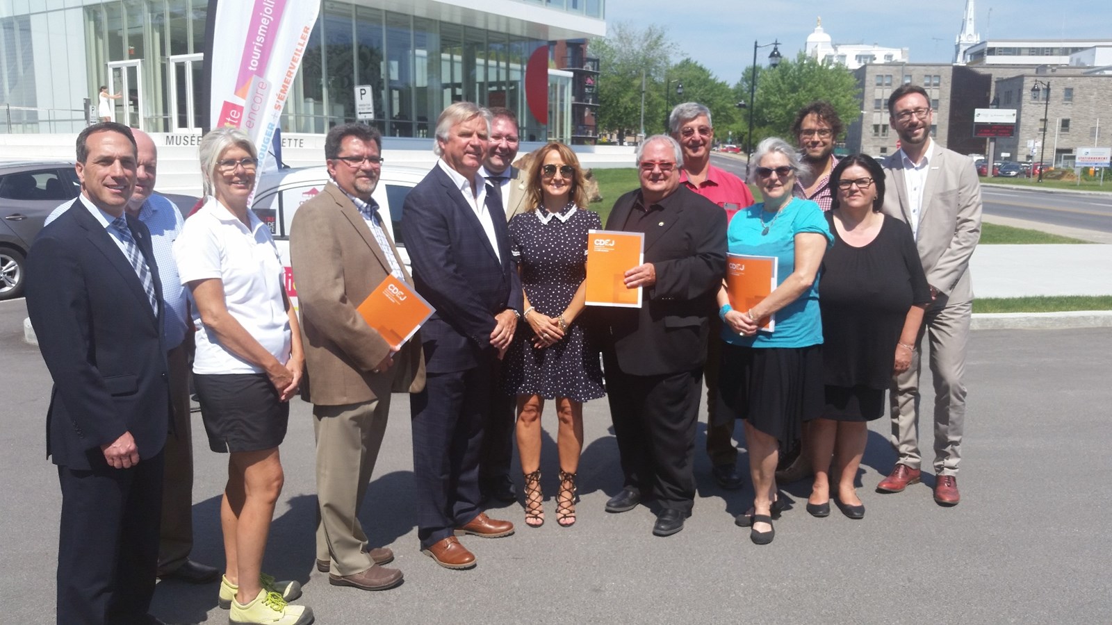 Alain Larue (maire de Notre-Dame-des-Prairies) et préfet suppléant de la MRC de Joliette), Ginette Mailhot (présidente de la CDEJ) et Nicolas Framery (directeur-général de la CDEJ) sont accompagnés des partenaires de la campagne promotionnelle.