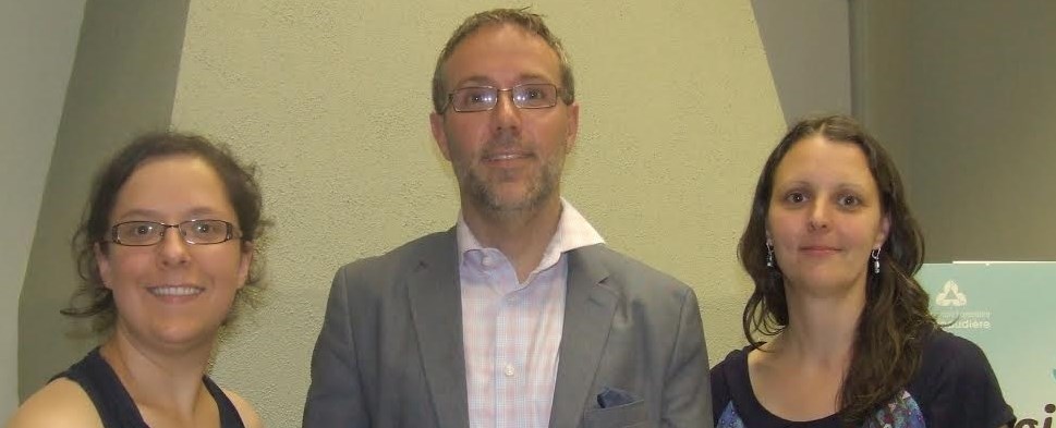 De gauche à droite, la présidente par interim Angela Guentert, le conférencier Julien Saint-Laurent et la directrice générale du CREL Vicky Violette.