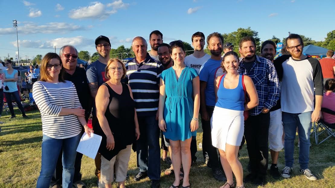 Le maire monsieur Alain Larue en compagnie de la conseillère madame Suzanne Dauphin et des conseillers messieurs Régis Soucy et Serge Landreville ainsi que des artistes présents pour l'occasion.