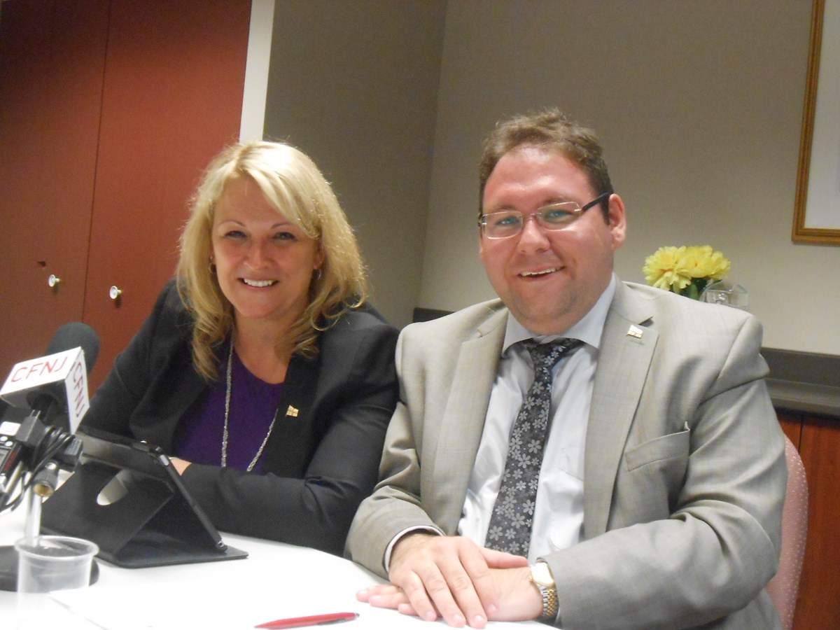 La ministre Lise Thériault en compagnie de Pierre-Luc Bellerose, attaché politique.