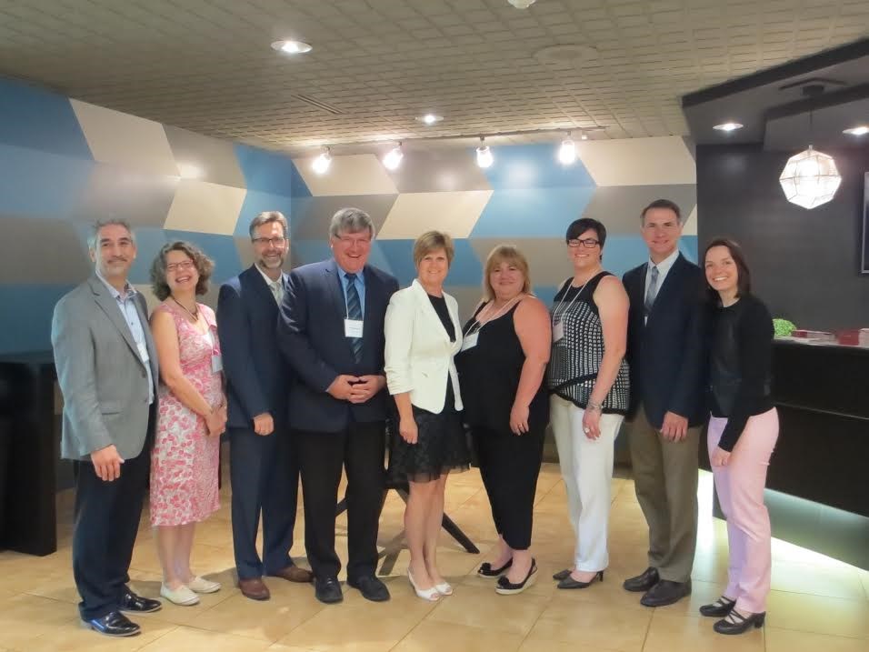 Sur la photo, de gauche à droite : du CISSS de Lanaudière, M. François Savoie, gestionnaire responsable du dossier itinérance, Dre Muriel Lafarge, directrice de santé publique, M. Benoit Lefrançois, directeur des programmes santé mentale et dépendance, M. Christian Gagné, président-directeur général adjoint; Mme Lynne Duguay, directrice à la Direction des dépendances et de l’itinérance au MSSS, Mme Estelle Dionne, directrice générale de La Hutte, Mme Marie-Ève Ducharme, coordonnatrice de l’Association pour les jeunes de la rue de Joliette, M. Daniel Castonguay, président-directeur général du CISSS de Lanaudière, Mme Marie-Andrée Gourde, agente de recherche à la Direction des dépendances et de l’itinérance au MSSS