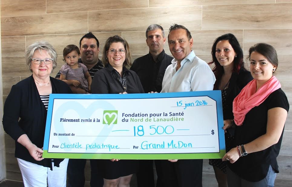 Mance Croteau, administratrice de la Fondation pour la Santé du Nord de Lanaudière, la jeune Sophia Hurtubise, Francis Hurtubise, gérant du restaurant McDonald’s de Rawdon, Mélanie Robert, responsable du Grand McDon, Marc Savage, directeur des restaurants McDonald’s participants, Martin Harvey, propriétaire des restaurants de Joliette (3), de Notre-Dame-des-Prairies, de Berthierville, de Louiseville et de Lavaltrie, Andréanne Laliberté, coordonnatrice clinico-administrative au Programme Jeunesse du Centre intégré de santé et de services sociaux de Lanaudière et Sophie Leblanc-Leroux, agente communications-événements de la fondation.
(Absents de la photo : Cédric Harvey, propriétaire des restaurants de Rawdon, Saint-Gabriel et Saint-Jean-de-Matha et Marie-Josée Grenier, responsable du Grand McDon).