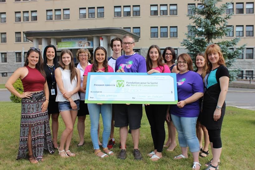 Mirianne Brûlé, porte-parole de la Course en couleurs 2016, Andréanne Laliberté, coordonnatrice clinico-administrative au Programme Jeunesse du CISSS de Lanaudière, Ariane Gingras, instigatrice de la Course en couleurs, Martine Courtois, directrice Programme jeunesse au CISSS de Lanaudière, Mérédith Adam, élève du POM, Charles Lamontagne, élève du POM, Yannick Langlois, membre du comité organisateur de la Course en couleurs, Coralie Boivin, élève du POM, Caroline Martel, directrice générale de la fondation, Marie-Pierre Gravel, membre du comité organisateur de la Course en couleurs, Sophie Leblanc-Leroux, agente communications-événements à la fondation et Suzie Caron, chef d'unité de soins infirmiers - mère-enfant-famille du CISSS de Lanaudière.