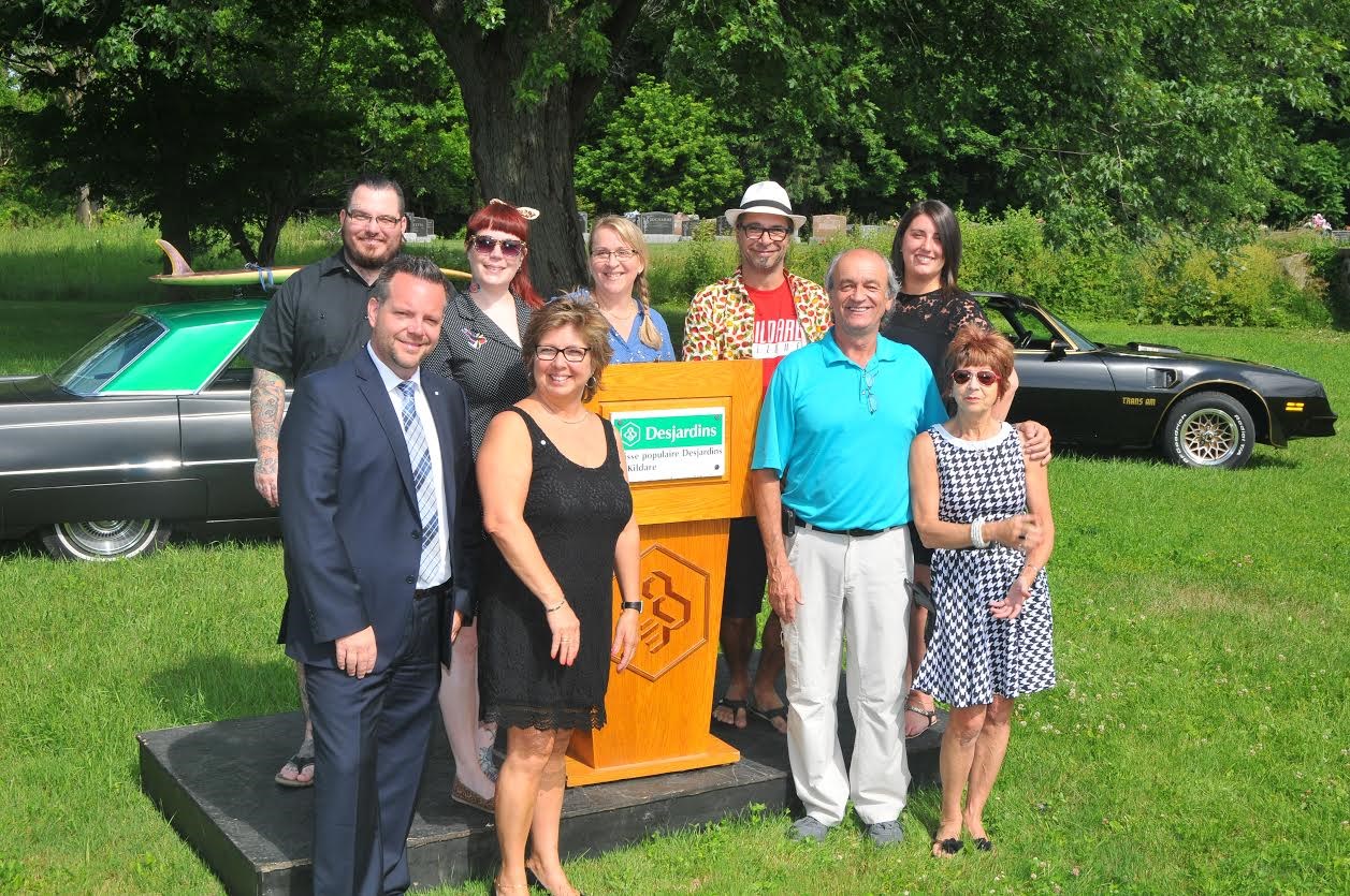 À l'avant: Patrick Gravel (Directeur général de la caisse Desjardins de Kildare), Lise Ducharme (Adjointe à la direction générale, caisse Desjardins de Kildare), Francois Desrochers (Maire de la municipalité de Saint-Ambroise-de-Kildare), Carole Rivest (membre du comité organisateur). À l'arrière: Alex-Ann Geoffroy (Directrice des loisirs et de la culture), Bruno Laporte ( membre du comité organisateur), Sylvie Coutu (membre du comité organisateur), Valérie Desrosiers (membre du comité organisateur) et Carl Durand 9Membre du comité organisateur)