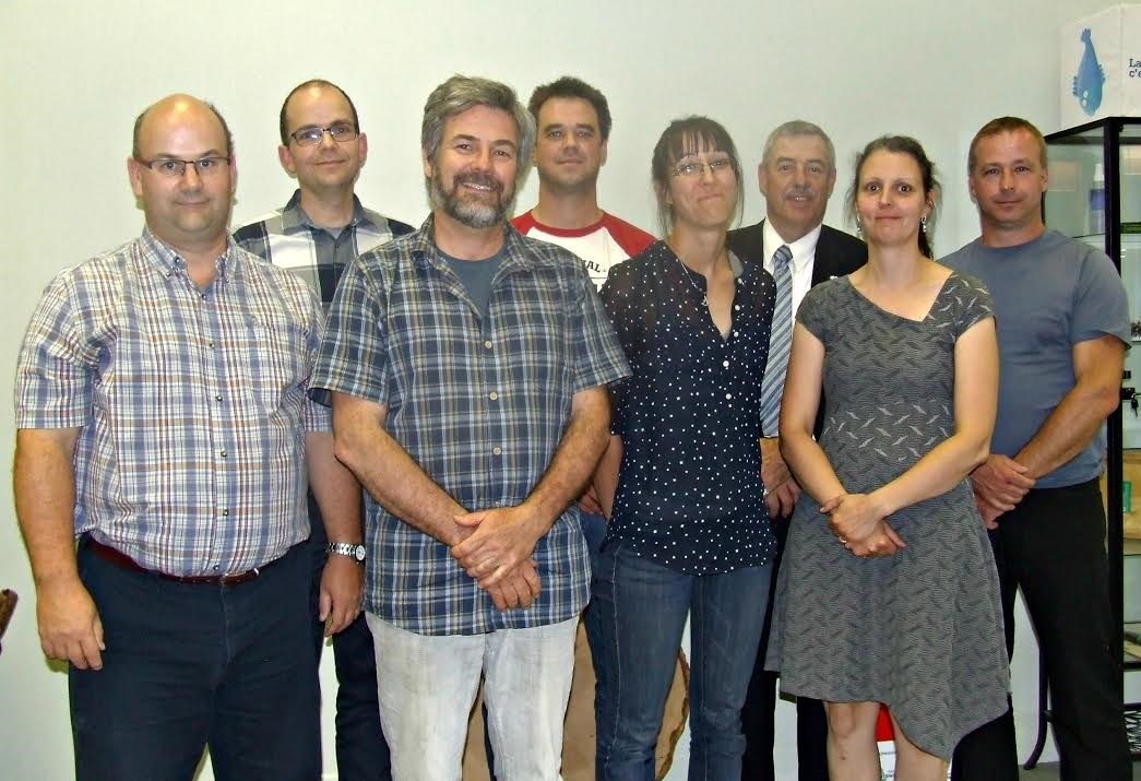 Une partie du conseil d’administration de l’Association forestière de Lanaudière pose ici accompagné de représentants du ministère des Forêts de la Faune et des Parcs (MFFP), venus assister à l’assemblée générale annuelle. De gauche à droite: Steve Gagnon, MFFP, Martin Lapointe secrétaire, collège électoral institution et municipalité, Benoit Michaud président, et Mathieu Dufresne administrateur, tous deux du collège production aménagement forestier, Julie Lefrançois, MFFP, Robert Papineau, trésorier, collège représentant d’un ordre professionnel, Vicky Violette, administratrice intérimaire, collège récréotourisme, environnement et faune et Stéphane Toustou, adminitrateur, collège institution d’enseignement et de recherche.