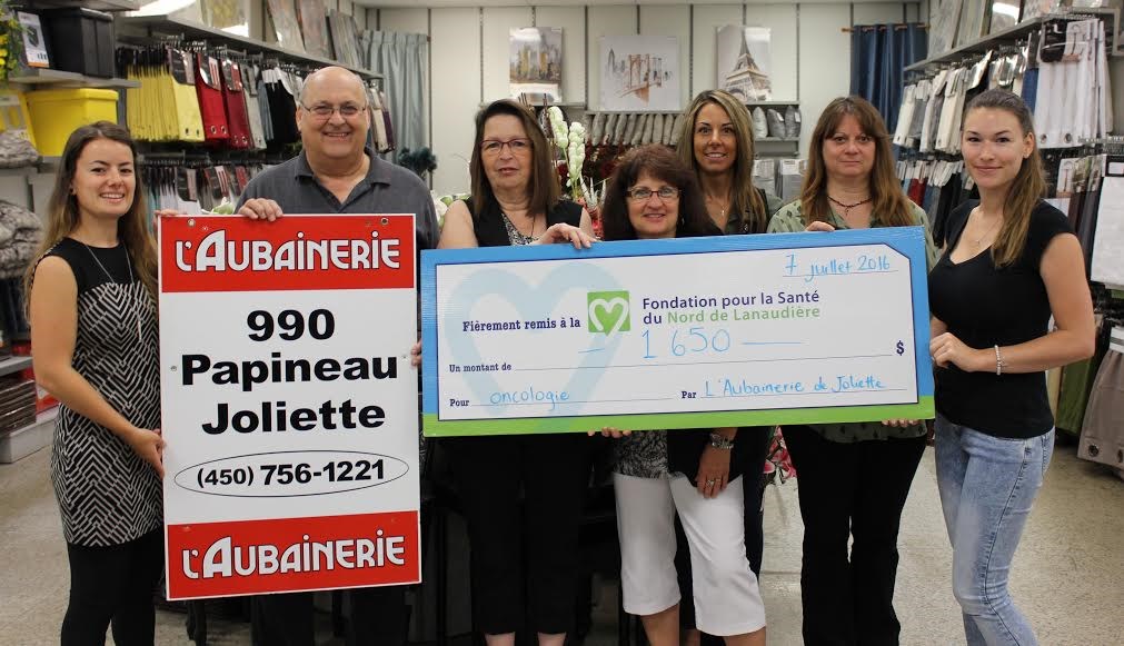 Sophie Leblanc-Leroux, agente communications-événements de la Fondation pour la Santé du Nord de Lanaudière et Jean-Yves Hétu, directeur du magasin l’Aubainerie de Joliette, accompagnés de fidèles employées de l’Aubainerie.