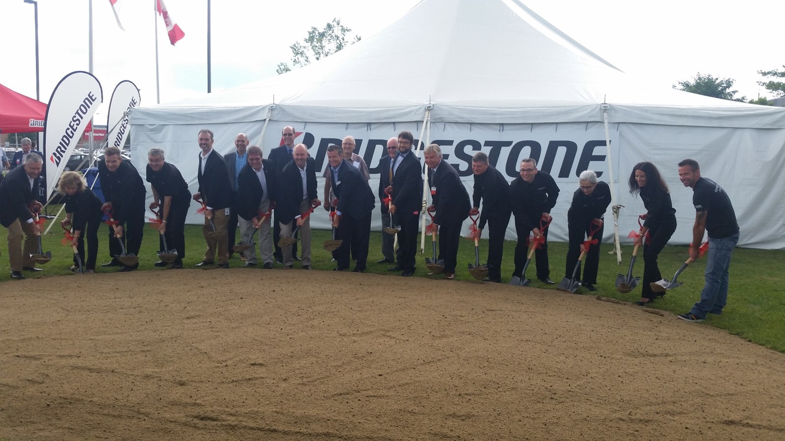 Les dignitaires ont procédé à la première pelletée de terre du lancement des travaux.