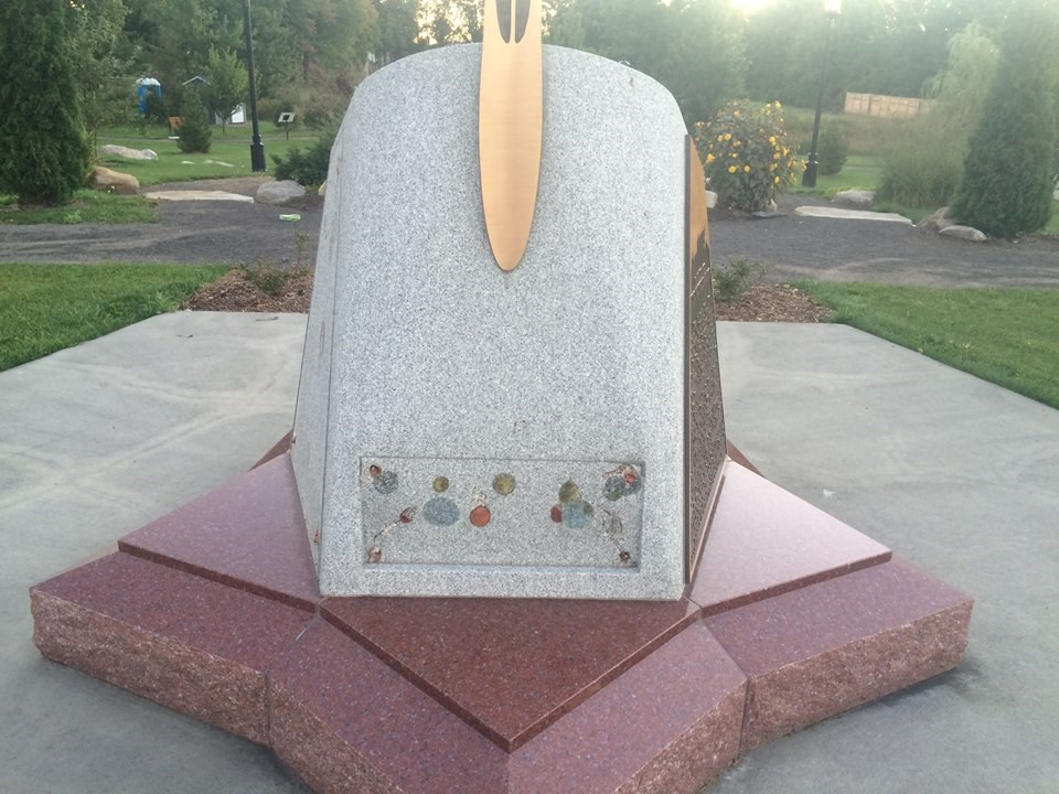 Deux plaques du monument commémoratif de la déportation acadienne à Saint-Jacques volée