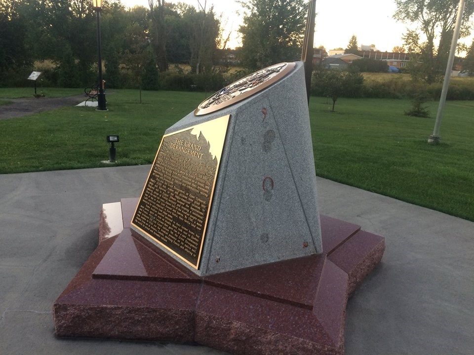 Deux plaques du monument commémoratif de la déportation acadienne à Saint-Jacques volée