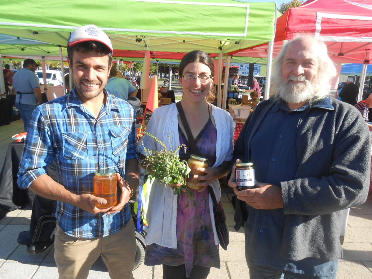Ludovic Beauregard (responsable du Marché Public), Caroline Laurin et Normand Roy (apiculteur) vous invite à la Fête du miel, le 24 septembre.