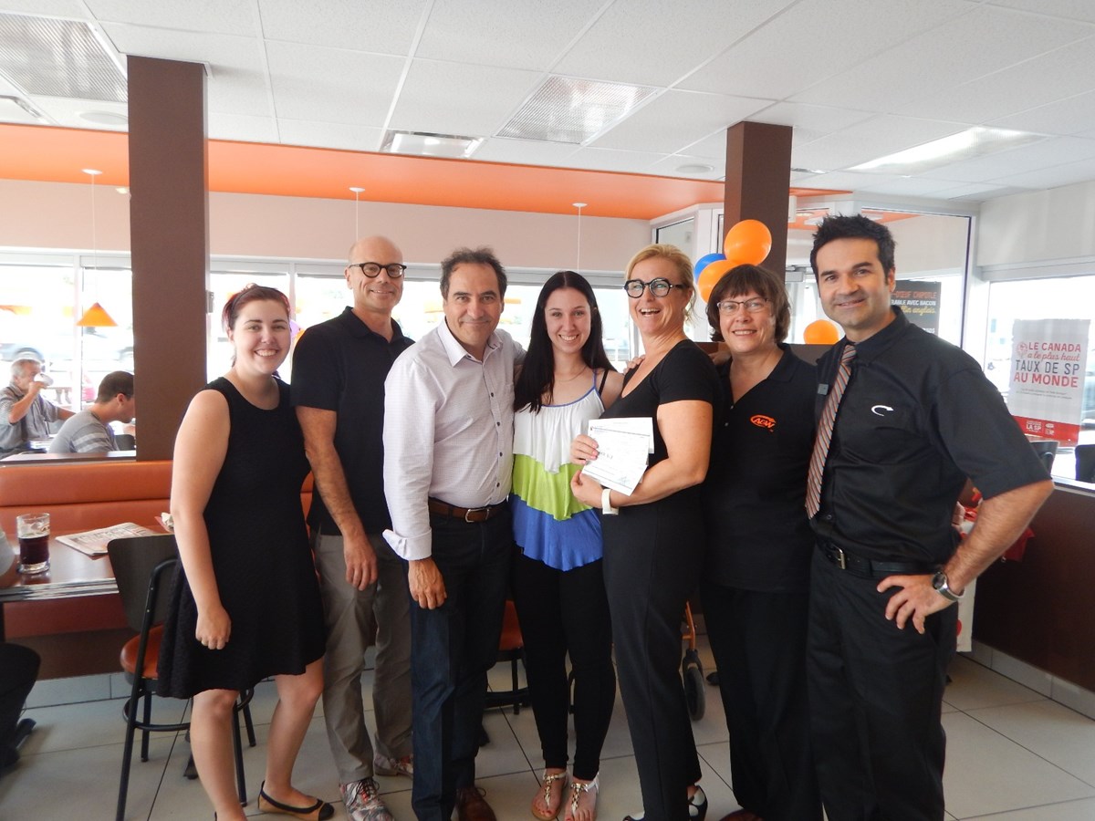 Kim Santerre-Essiambre, directrice de la Section Lanaudière de la Société de la SP, Marko Bianchi, franchisé A&W, Louis Adam, directeur général de la Division du Québec de la Société de la SP, Stéfanny Gaudet, ambassadrice de l’événement, Line Gratton, franchisée A&W, Susan Senecal, présidente et chef de l’exploitation de A&W, et Alain, le visage des dernières campagnes publicitaires, aussi surnommé « Monsieur A&W », au restaurant A&W de Notre-Dame-des-Prairies, le 25 août dernier.