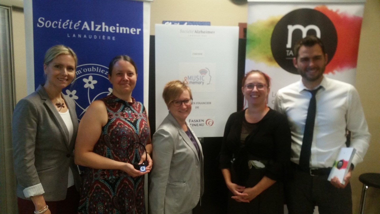 De gauche à droite: Josée-Lisa Lefrancois, directrice des programmes et services à la Fédération québécoise des Sociétés Alzheimer; Jessica Veillette, psychoéducatrice sociale; Janie Duval, directrice-générale de la Société d’Alzheimer de Lanaudière; Maryse Boucher, coordonnatrice aux évènements et aux communications à la Société d’Alzheimer de Lanaudière ainsi que Mathieu Cloutier, fondateur et directeur-général de M ta Région.