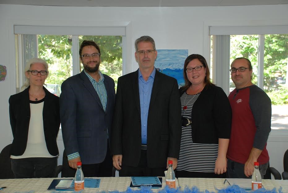 De gauche à droite, Marie-Jacques Rouleau (conférencière), Gabriel Ste-Marie (Député fédéral de Joliette), Stéphane Crytes (président du CA de Cyber-Cible), Marie-Pierre Giroux (coordonnatrice de Cyber-Cible) et Christian Perreault (coordonnateur de M3-MultiMédiaMatawinie)