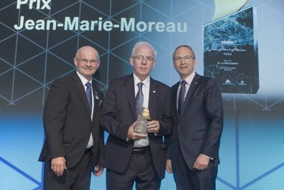 André Hénault est entouré de Richard Lehoux, président de la FQM et du ministre des Affaires municipales et de l'Occupation du territoire, M. Martin Coiteux