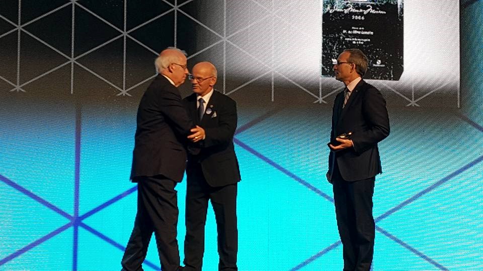 André Hénault reçoit le Jean-Marie-Moreau