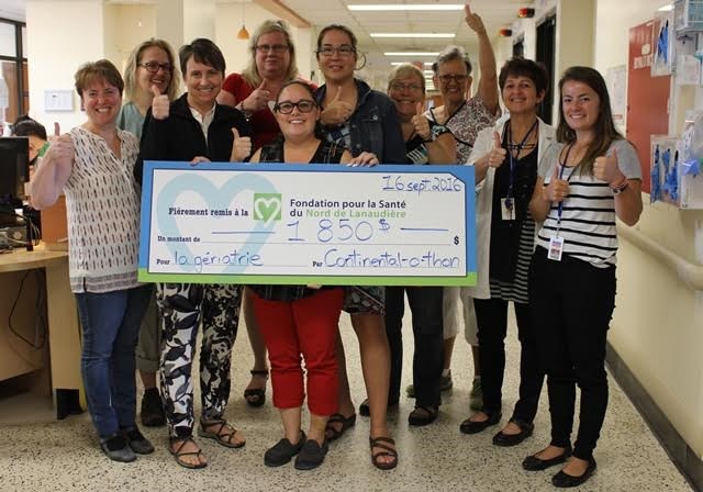 Christine Bérard, employée du CHRDL, entourée de ses collègues de travail qui ont généreusement contribué au succès de son activité.