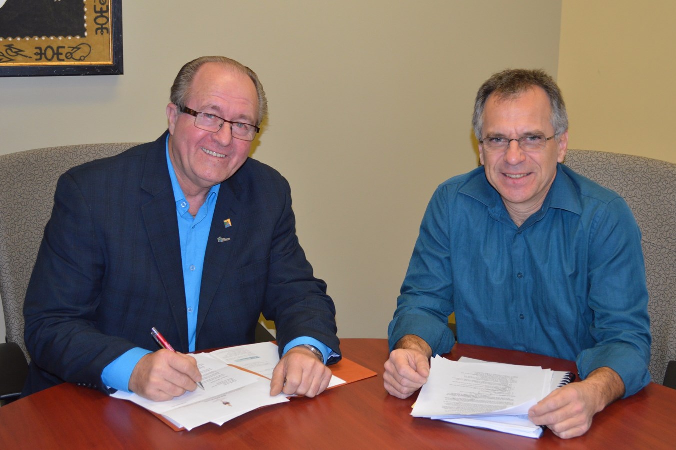 M. Gaétan Gravel, préfet de la MRC de D’Autray et maire de la Ville de Saint-Gabriel en compagnie de M. Bruno Tremblay, directeur général de la MRC.