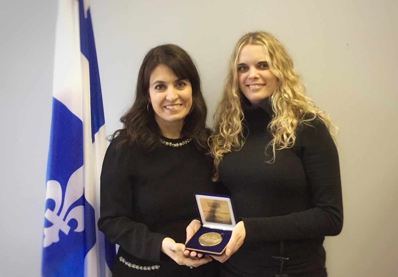 Véronique Hivon salue l’engagement et la contribution exceptionnelle de l’enseignante Nathalie Sentenne