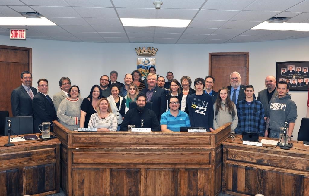 Les participants des Ateliers du Carrefour et les représentants du Carrefour jeunesse-emploi de D’Autray-Joliette posent fièrement avec les membres du conseil de la Ville de Joliette, qui se disent plus que satisfaits des meubles réalisés à partir du bois des frênes abattus par mesure de prévention.