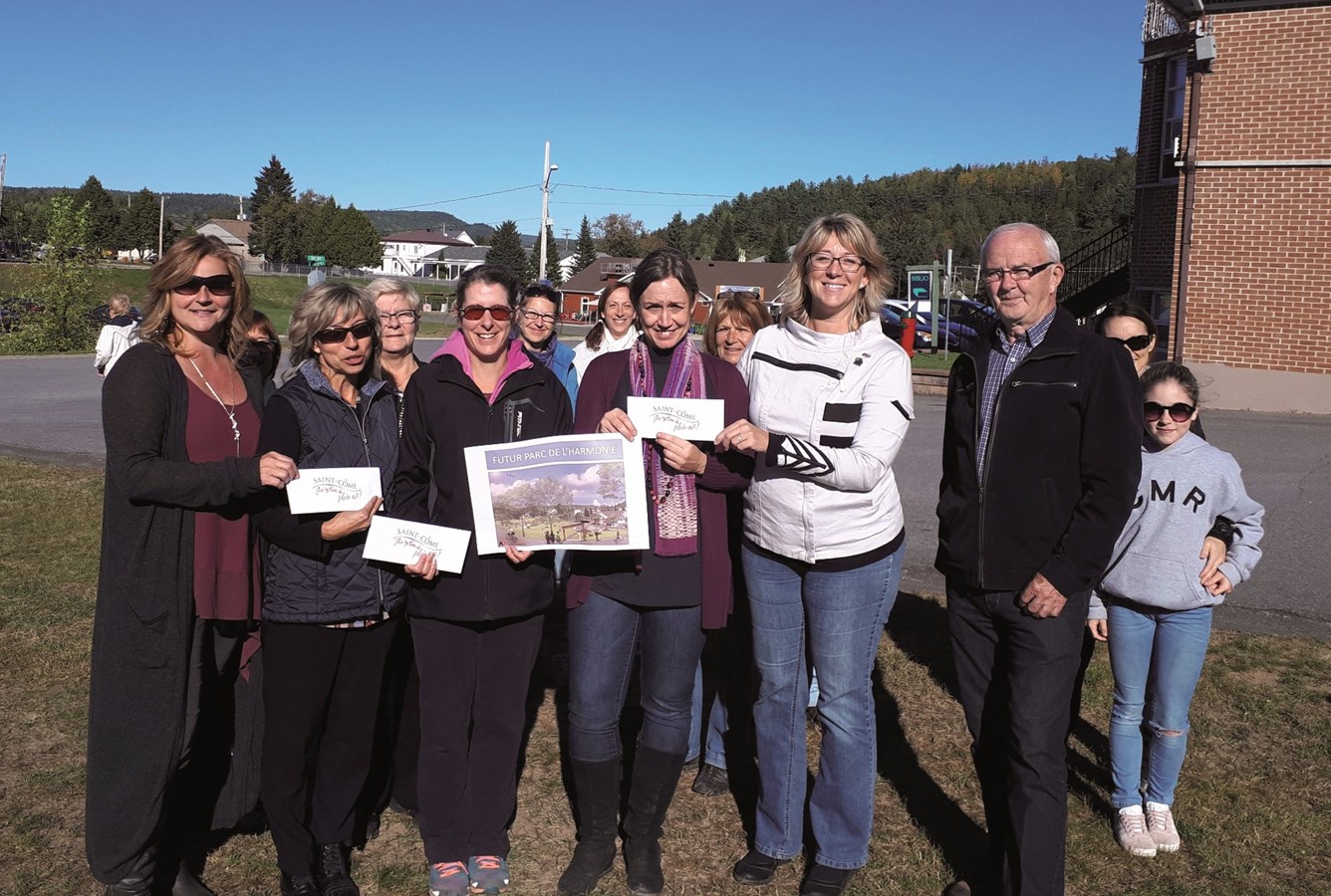 Marie-Claude Thériault, conseillère municipale;
les 3 gagnantes : Chantal Lemire, Sylvie Riopel & Catherine Côté;
Manon Pagette, mairesse suppléante & Michel Venne, conseiller municipal