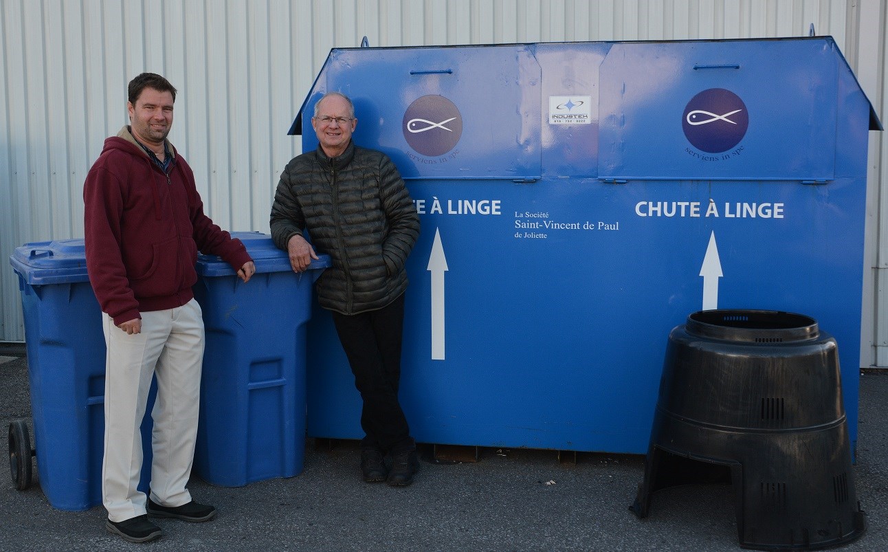 Le coordonnateur du Service de l’urbanisme et de l’aménagement du territoire, M. Jonathan Rondeau, en compagnie du maire de la Municipalité de Saint-Charles-Borromée, M. Robert Bibea
