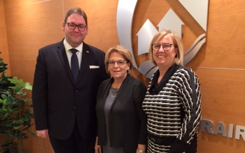 Pierre-Luc Bellerose, accompagné de la nouvelle mairesse de Notre-Dame-des-Prairies, Madame Suzanne Dauphin, ainsi que de la conseillère municipale dans le quartier Les Chaloupes, Madame Nicole Chevalier