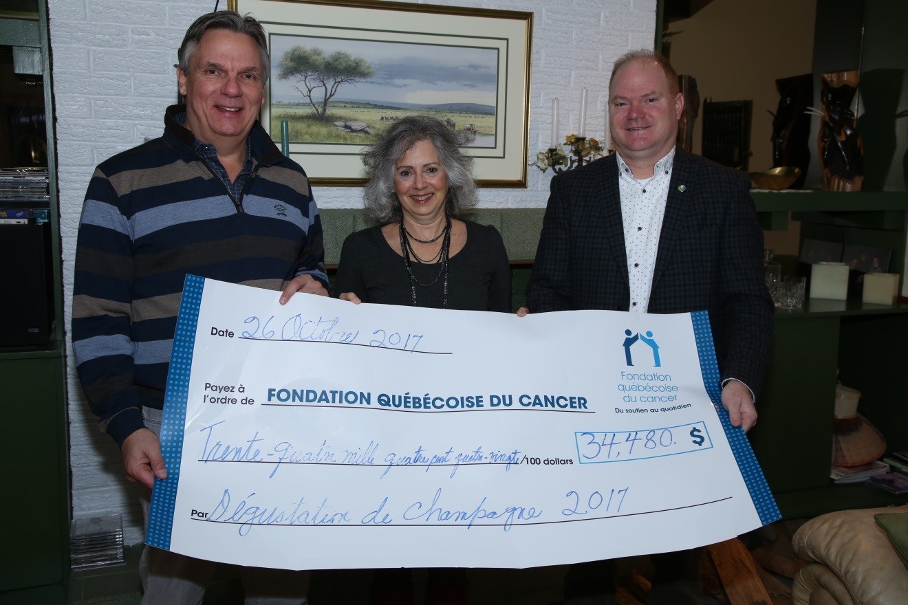 Les organisateurs de la dégustation de champagne ; John Stimpson, Diane Moreau et Tommy Robillard sont fiers de la somme de 34 480 $ amassée pour la Fondation québécoise du cancer