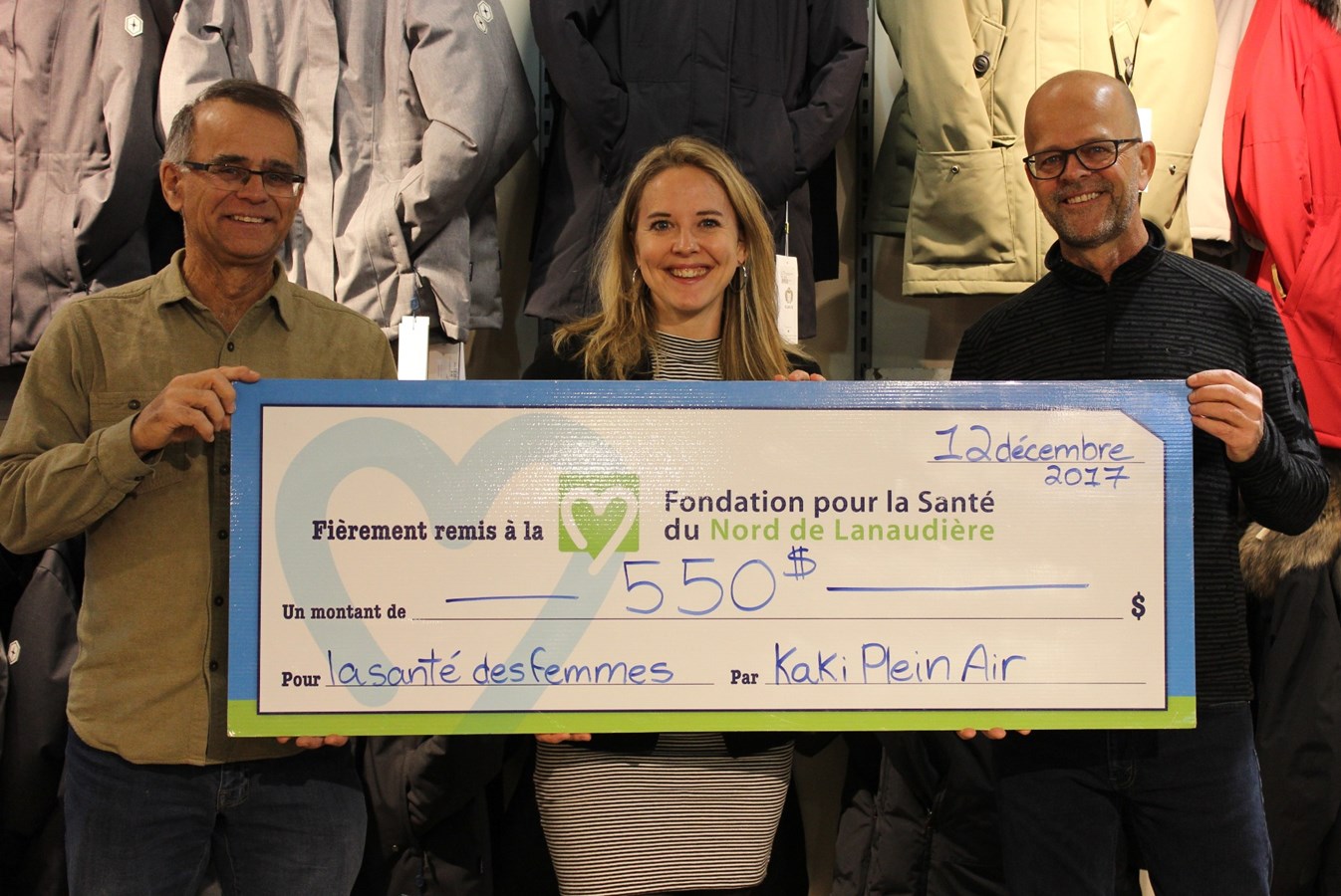 Maude Malo, directrice du développement à la fondation, accompagnée de Daniel et Michel Morin, propriétaires du Kaki Plein Air