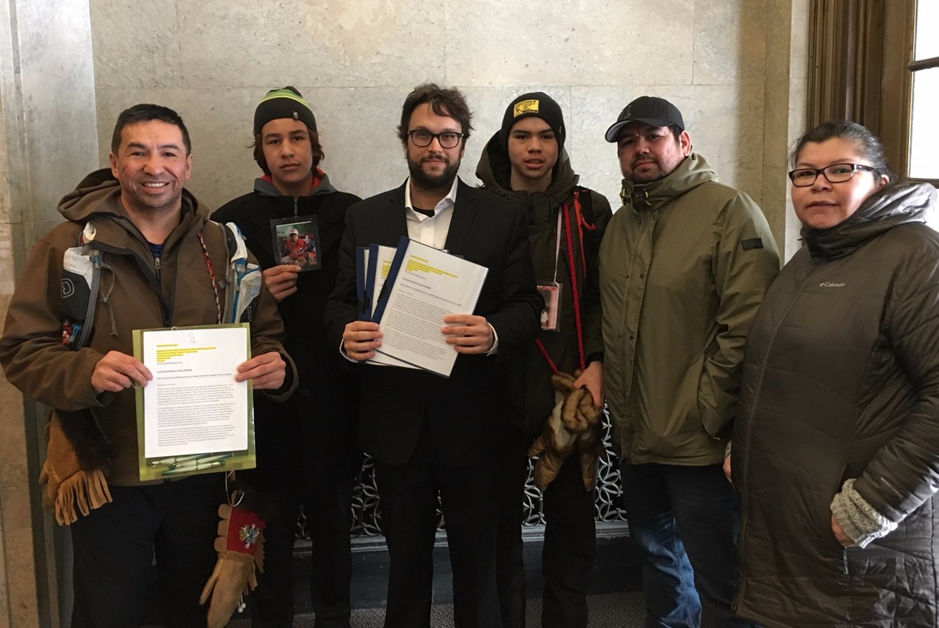 Messieurs Valère Dubé, John-Nathan Ottawa Dubé et Kyshan Ottawa, en compagnie de deux accompagnateurs et de Gabriel Ste-Marie.
