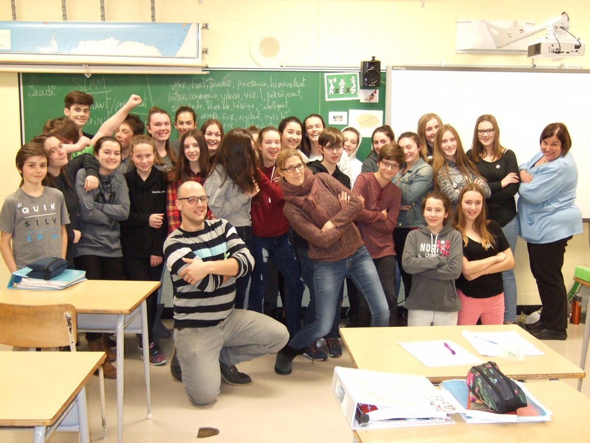 Des élèves de 2e secondaire de l’école secondaire Pierre-de-Lestage en compagnie du slameur Naïd