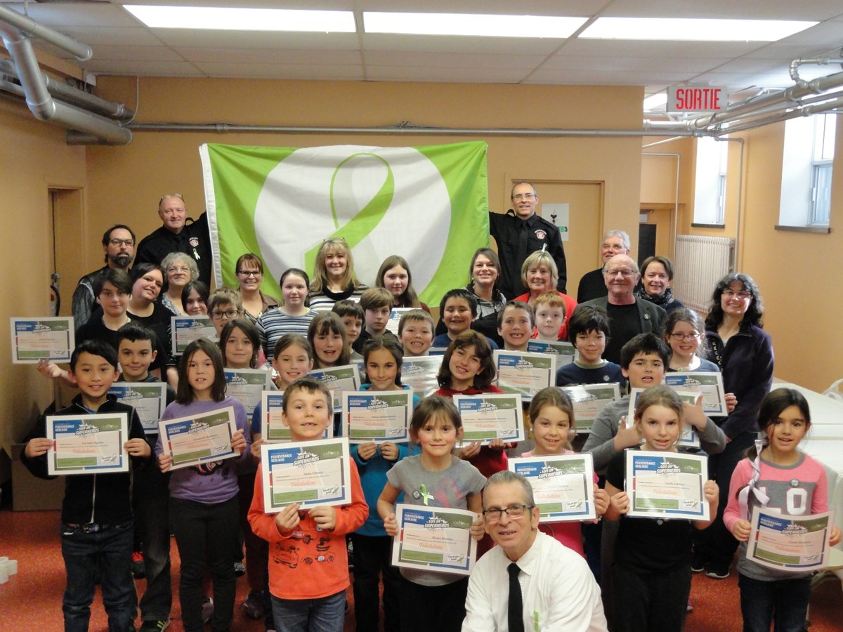 Les élus municipaux de Notre-Dame-de-la-Merci offrant le dîner et un certificat de superhéros à tous les élèves de l’école primaire