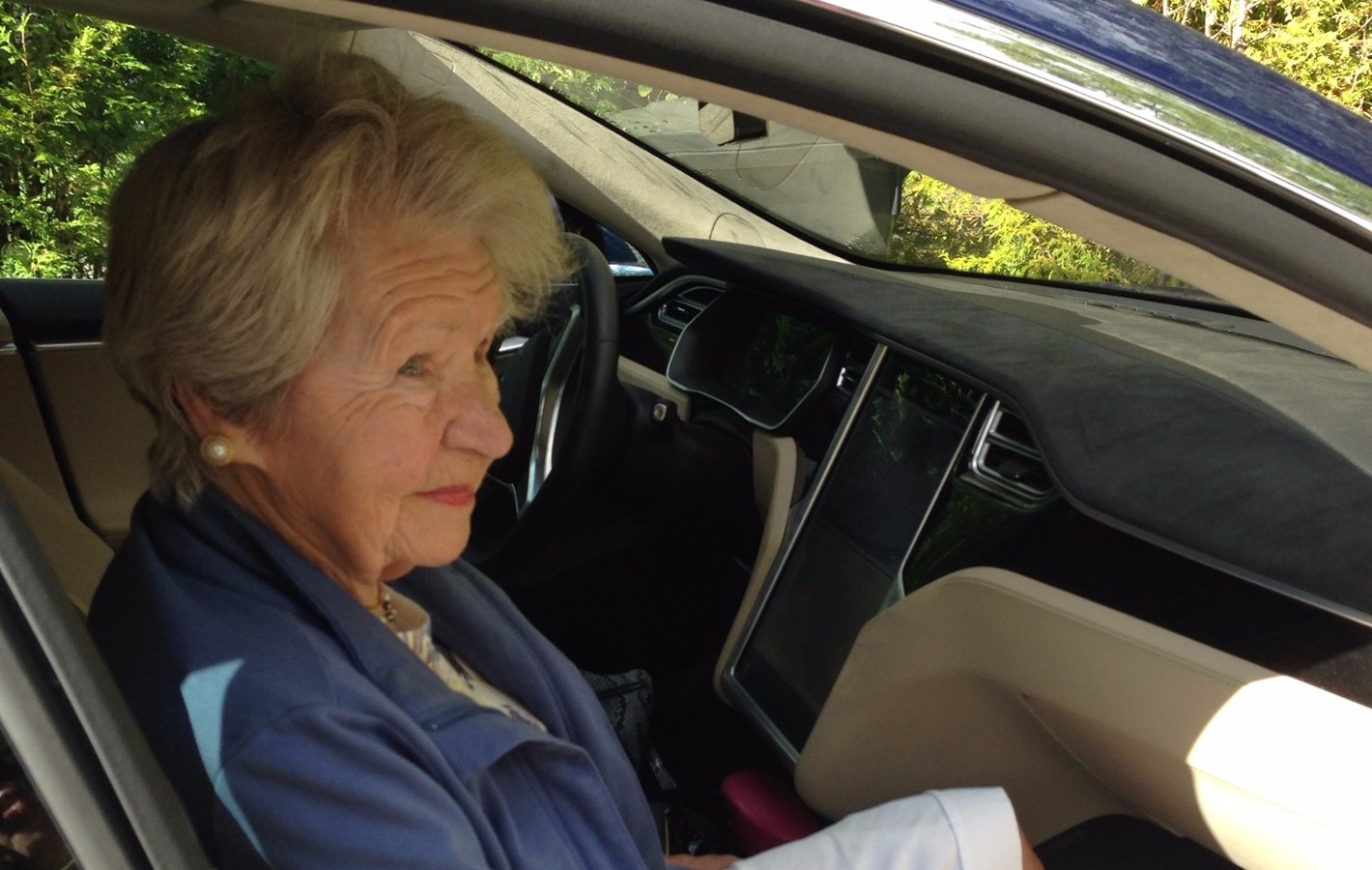 Août 2016, Lac Noir, SDJM; à la veille de ses 100 ans, Thérèse D. Larivière s’apprête à faire sa première ballade de voiture propulsée par l’énergie électrique !