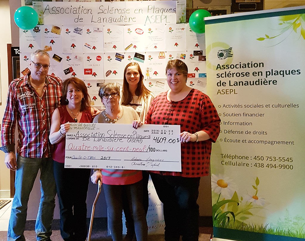 Christian Fafard, Bianca Francoeur (propriétaires du salon de quilles), Francine Généreux (présidente de l’ASEPL), Myriam Bisson (responsable des activités ASEPL) et Nancy Blouin (coordonnatrice de l’ASEPL)