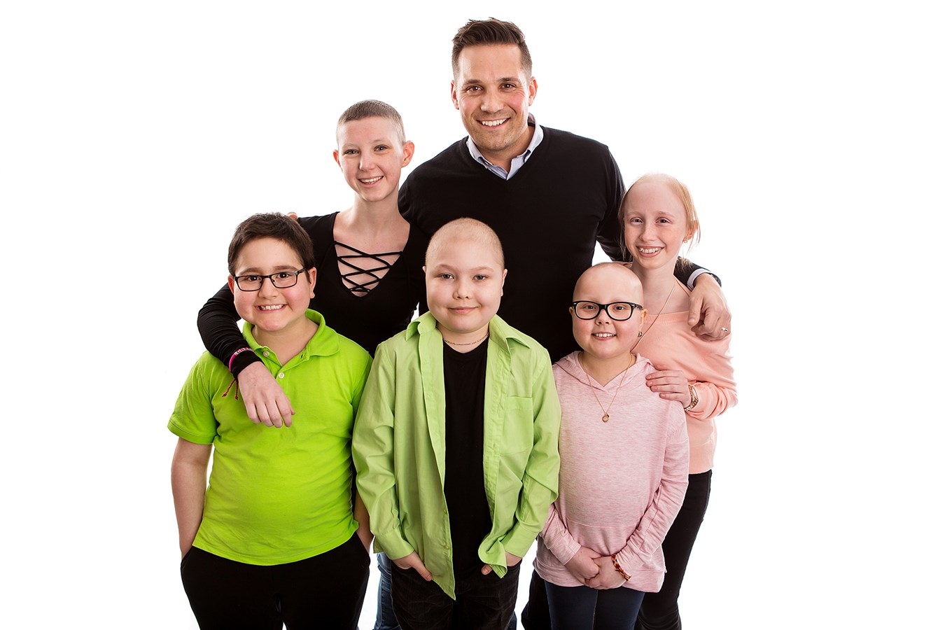 Gabrielle Gaudet (15 ans), Zachary Groubos (8 ans), LoudovickGauthier (11 ans), Jeanne Lachance (9 ans) et Alexe Gagnon (14 ans) en compagnie de Louis Jean.