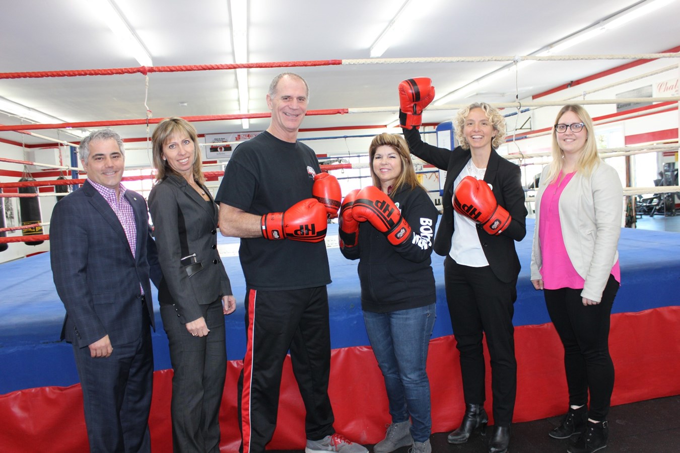 Guillaume Tellier, vice-président de la fondation - Nathalie Champagne, directrice générale des Galeries Joliette – Michel Morin, propriétaire du Club de boxe Michel Morin – Chantal Leclair, organisatrice de l’événement et conjointe de Michel Morin – Dre Sophie Desrosiers, oto-rhino-laryngologiste au CHRDL et présidente d’honneur de l’événement – Marie-Claire Gagnon, coordonnatrice marketing aux Galeries Joliette.